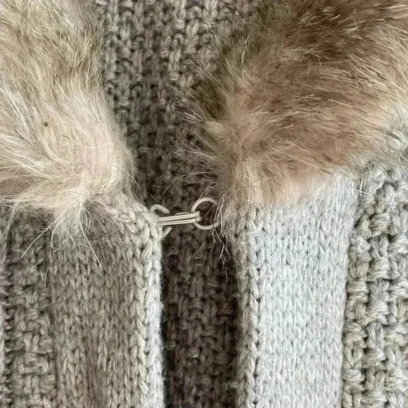 NORDSTROM Oversized Chunky Knit Faux Fur Collar Sweater, Sweater Cape, OS - Picture 4 of 12